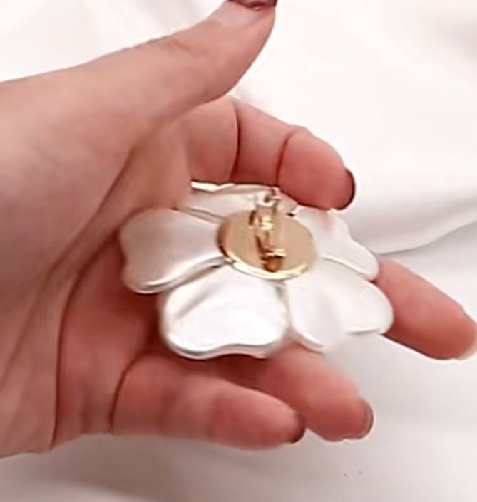 Śliczna broszka Kwiat z perełkami i cyrkoniami