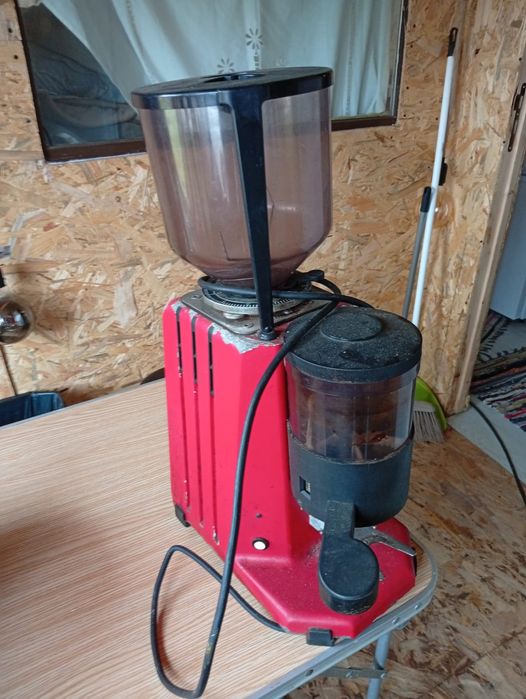 Moinho de café em bom funcionamento