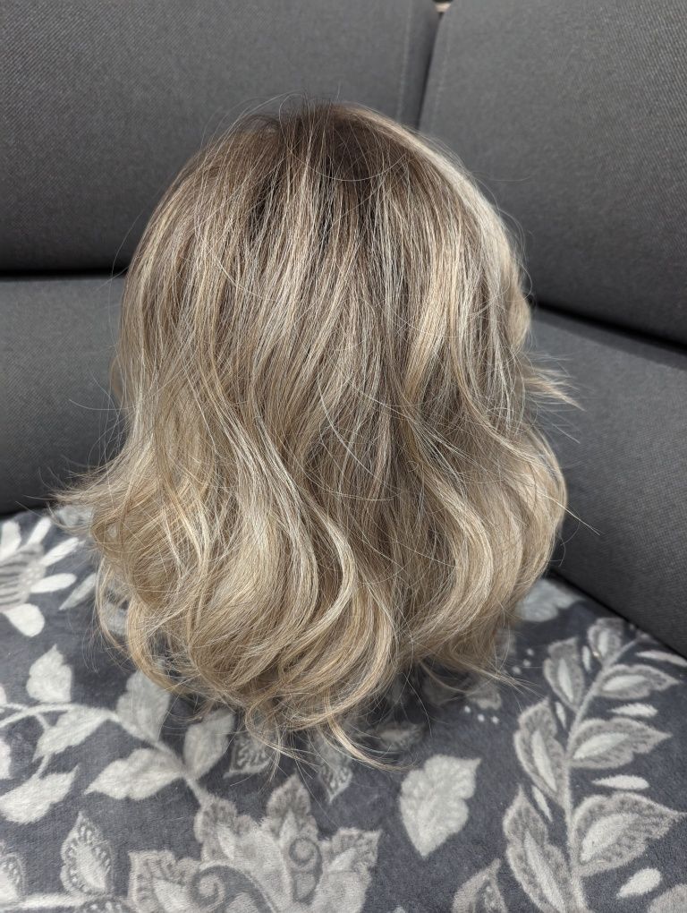 Peruka blond z odrostem ombre