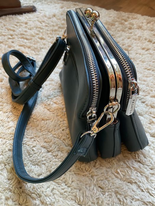 Продаю нову красиву сумочку з фурнітурою.