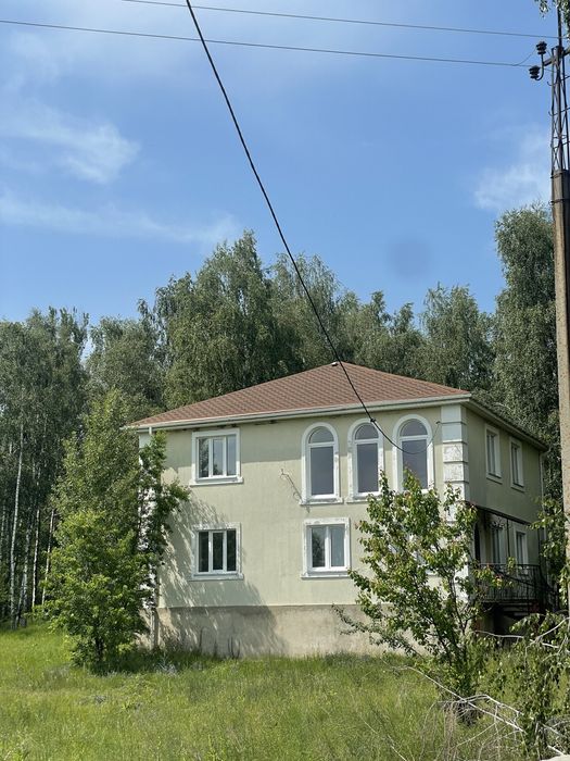 Продаж двоповерхового будинку