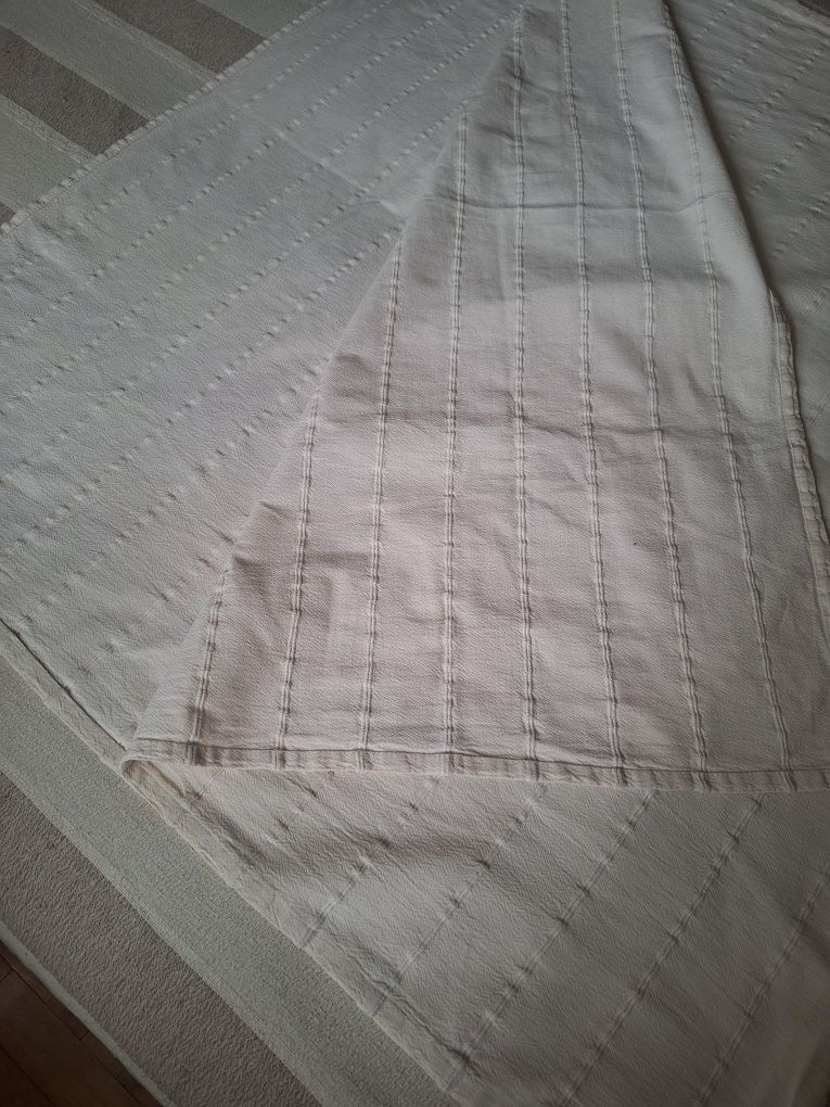 Kremowa zasłona na wąskie okno lub drzwi balkonowe 135cmx246 cm