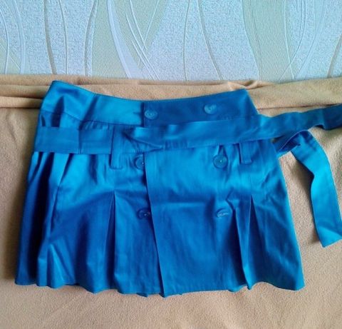 юбка, ткань атлас, цвет бирюза с поясом. цена 100 руб