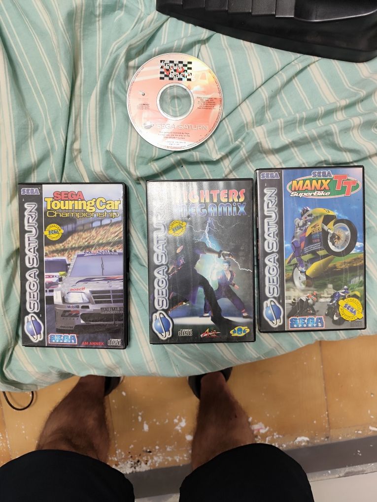 Sega saturn com a caixa e jogos