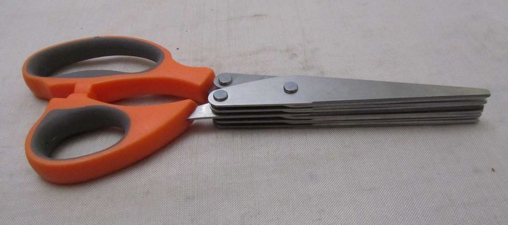 Старі кухонні ножиці.