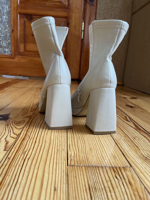 Осінні чоботи на каблуку