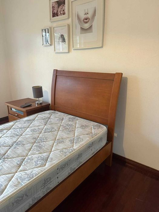 quarto em madeira cerejeira — cama + estante alta + mesa de cabeceira