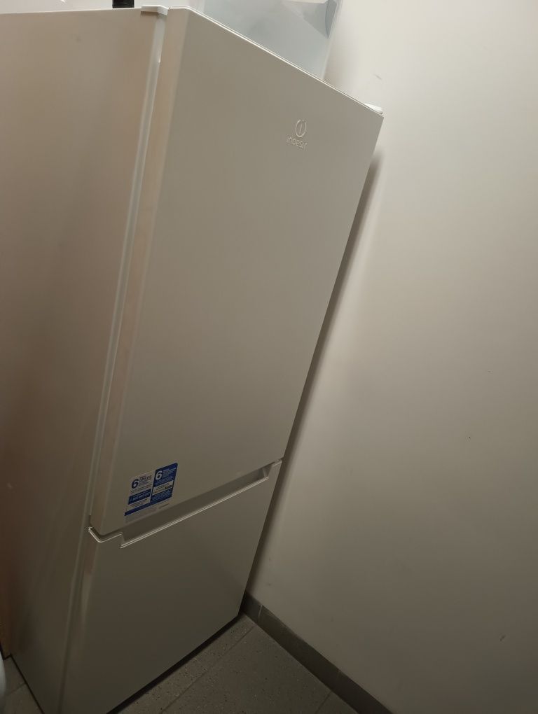 Lodówka Indesit wymiary ok 160x64x59