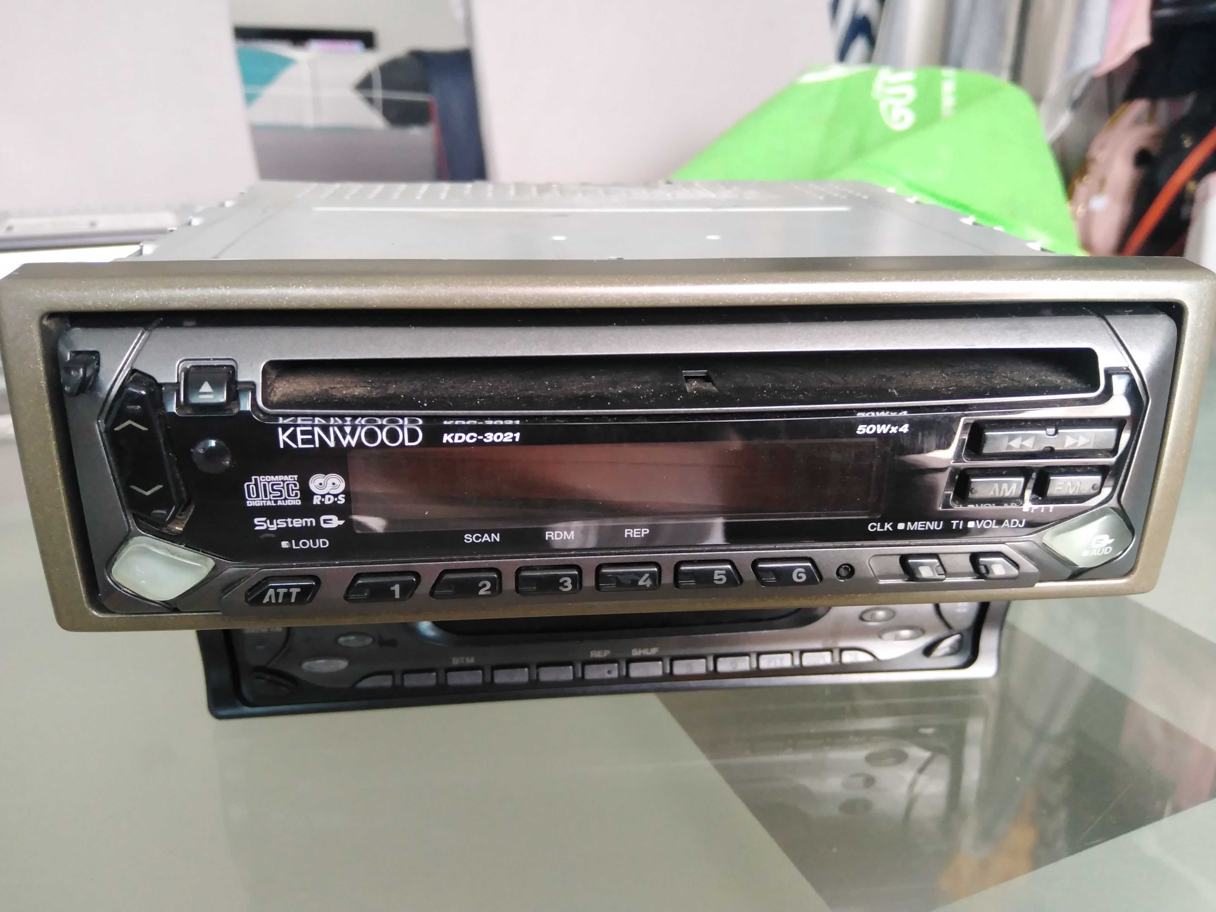 Auto rádios e mala de 10 CDS