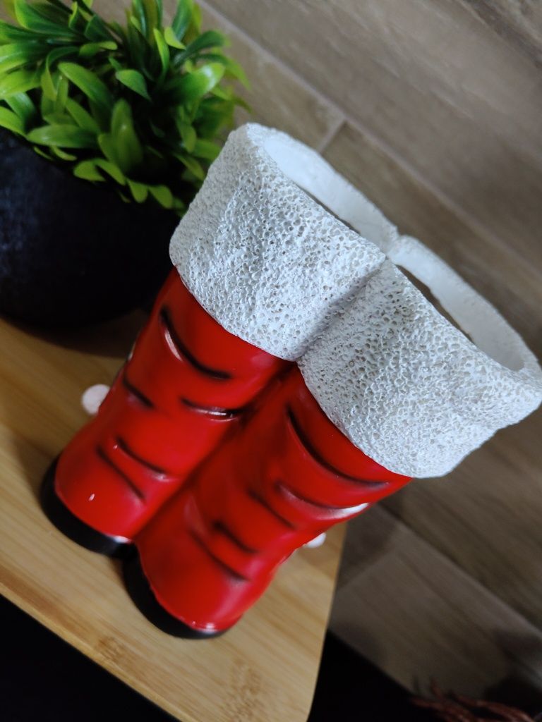 Czerwone świąteczne buciki ceramiczne