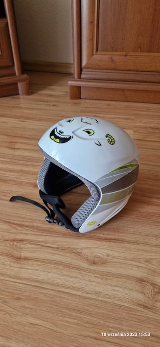 Kask narciarski.