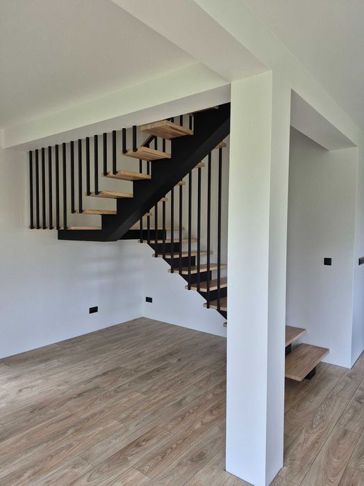 Schody samonośne na konstrukcji metalowej