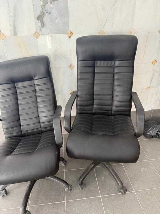 офісні меблі стільці столи тумби стелажі