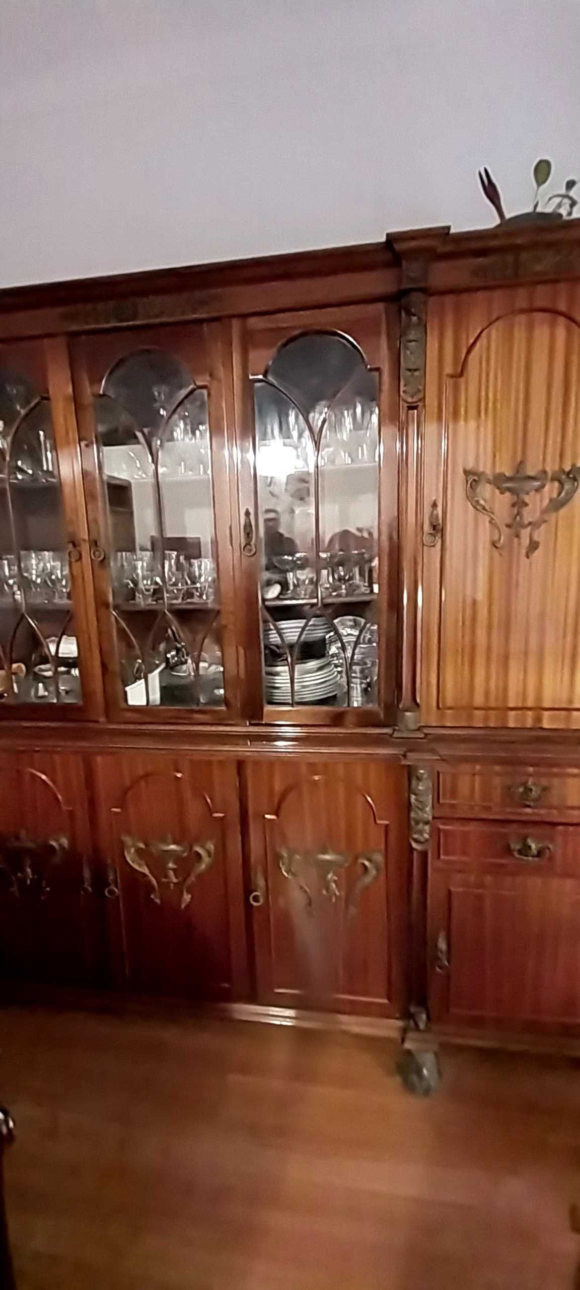 Mobilia casa jantar em madeira maciça em bom estado