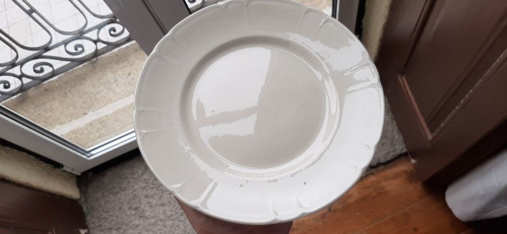 Serviço formato Paris cor creme de pratos sacavém