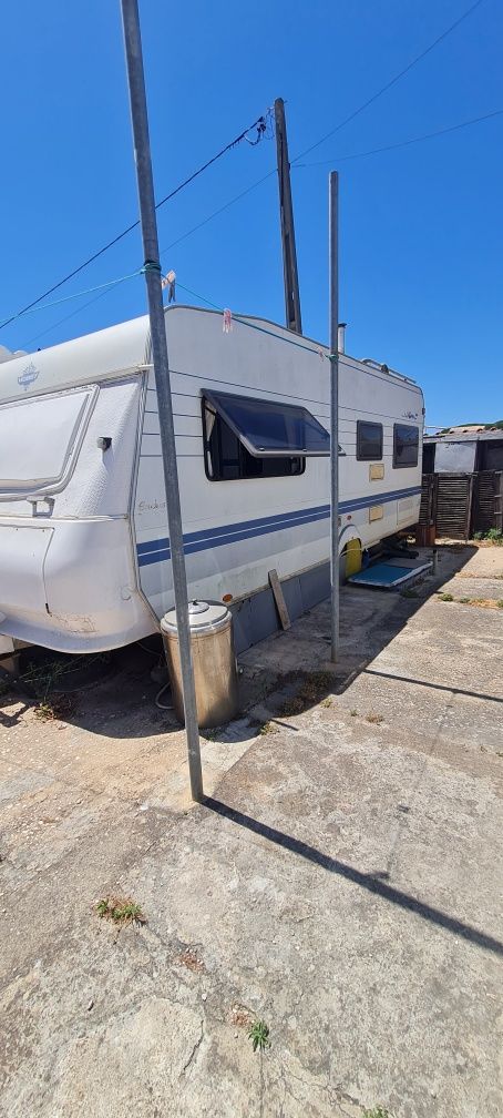 Caravana Hobby com extensão caseira