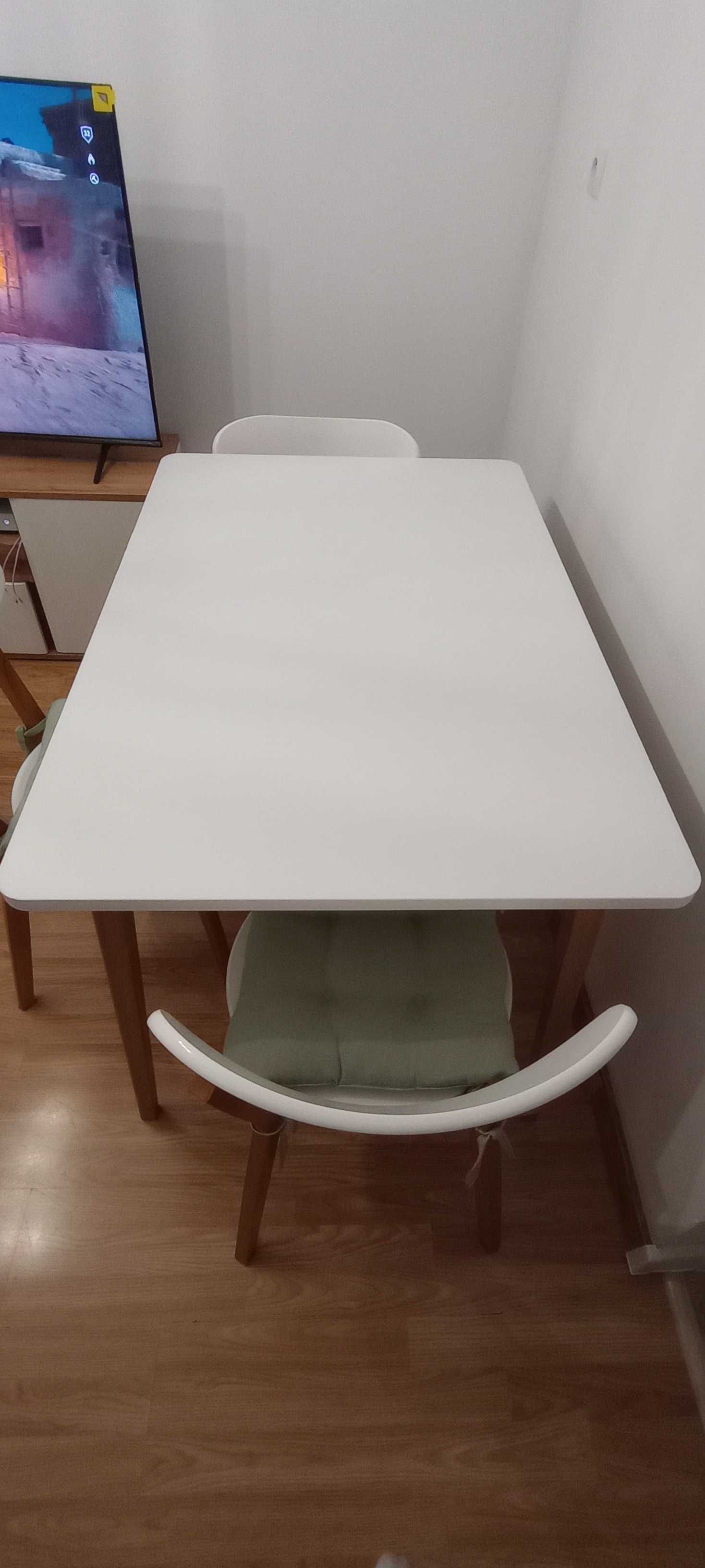 Stół z 3 krzesłami