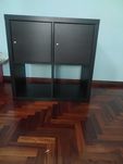 Estante em Madeira Preta com duas Portas Ikea