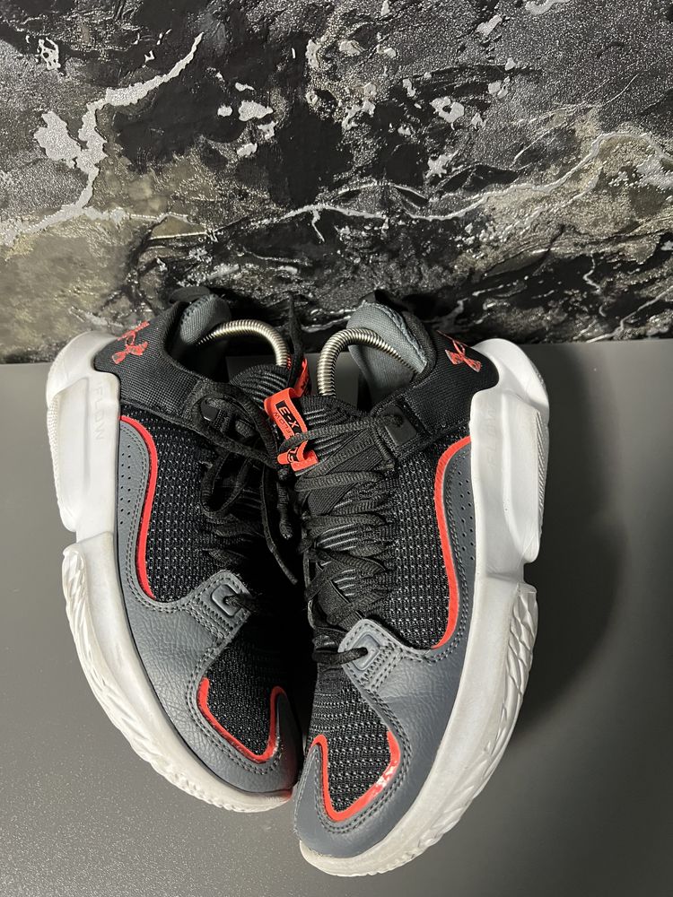 Кросівки чоловічі Under Armour Flow Futr x3 Grey Red 40р