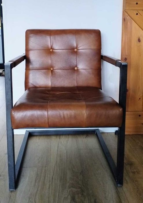 Fotel w stylu loft z brązowej skóry i czarnej metalowej ramie
