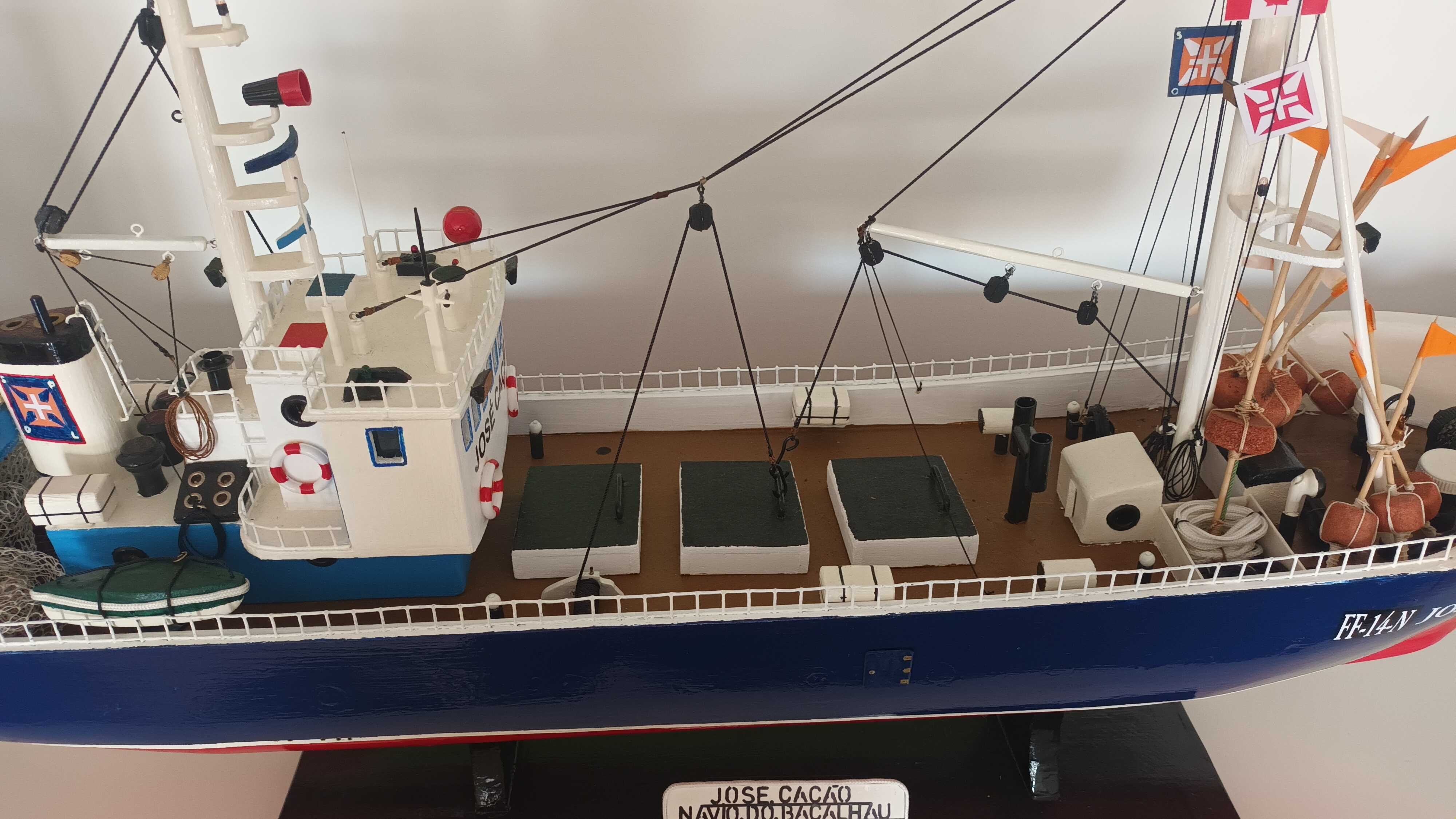 Navio do bacalhau em miniatura.