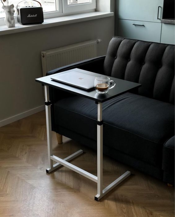 Приліжковий столик з регулюванням висоти