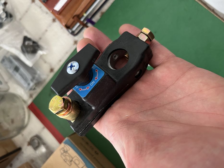 Універсальний вимикач живлення акумулятора BatterySwitch