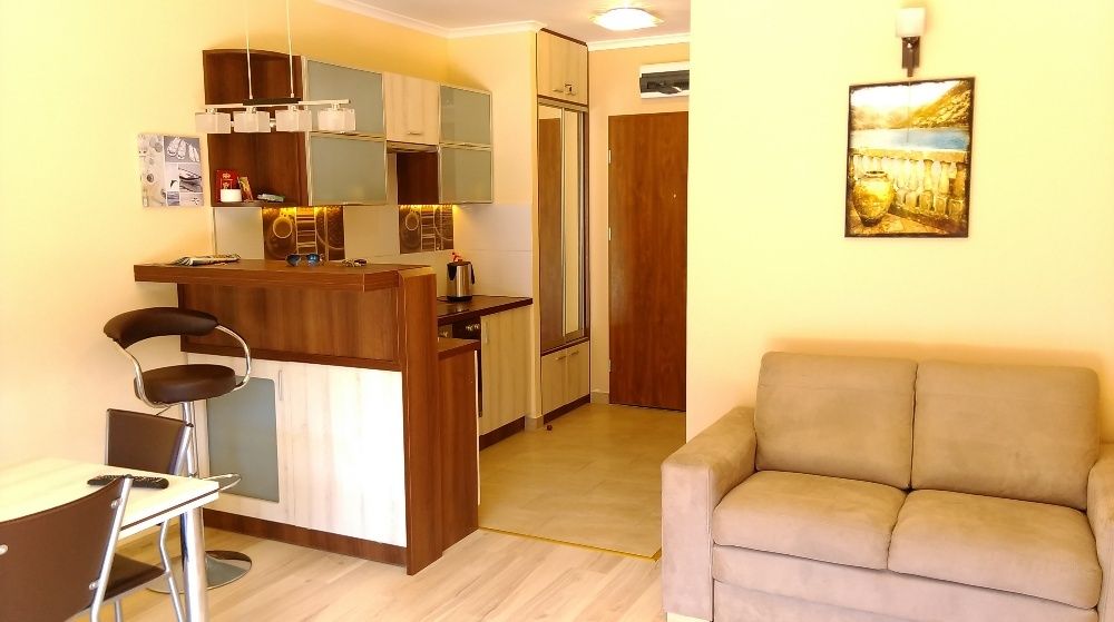 APARTAMENT NAD MORZEM 2-po. z ogrodem i parkingiem.