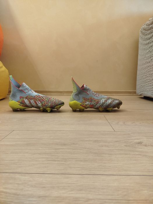 Бутси Adidas predator розмір -  39 (25 см)
Оригінал.