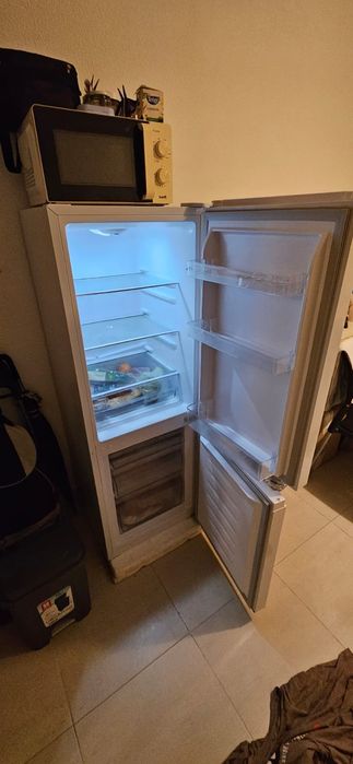 Vendo um frigorífico e uma microondas