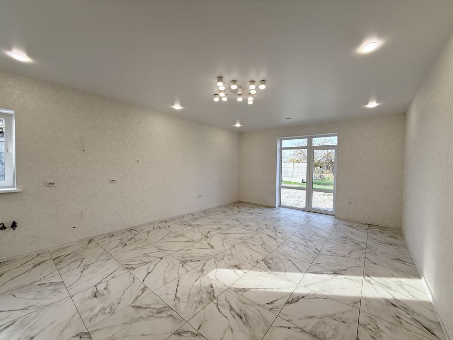 Продам новострой в центре Подгородного можно под Э Оселю !!! ( С )