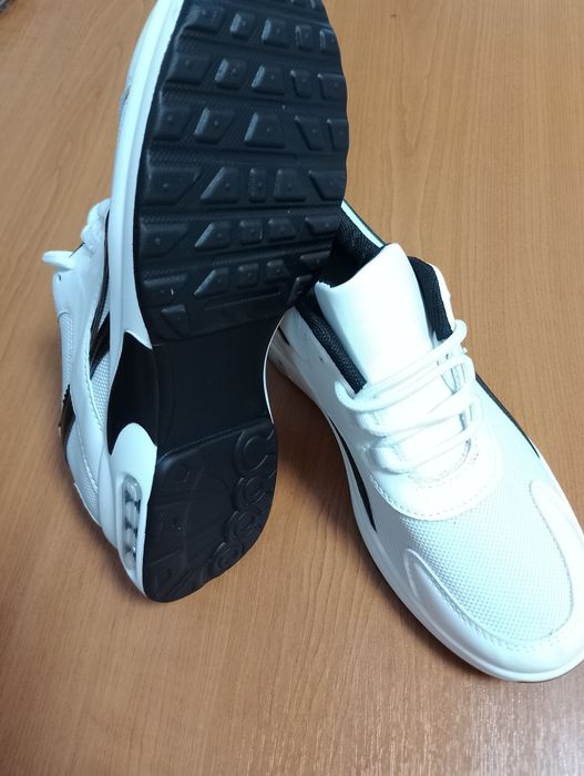 Продам кроссовки женские
