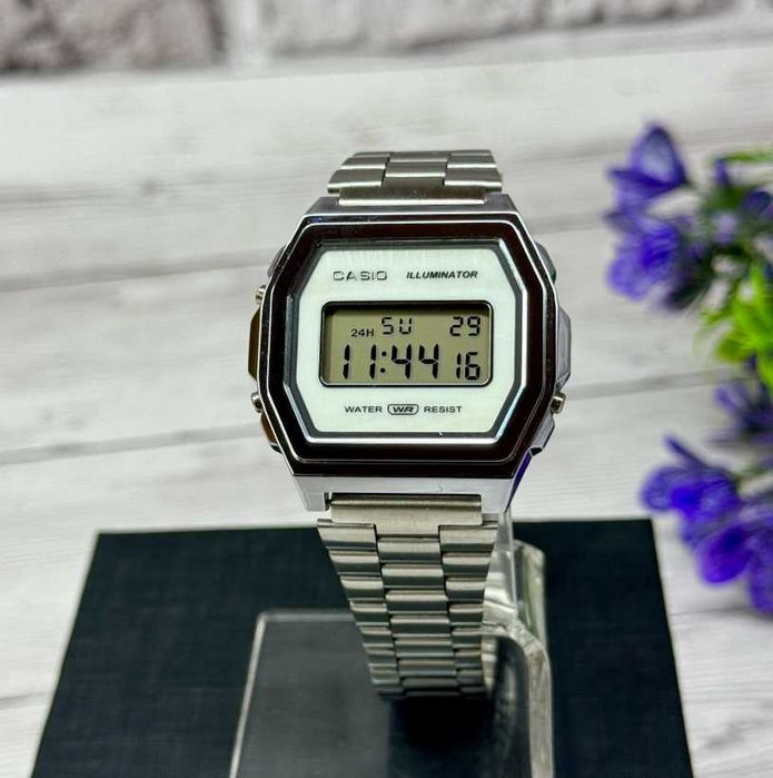 Наручний годинник Casio A168 (маленька цятка під склом на екрані)