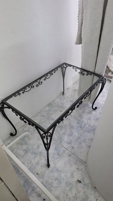 Mesa de metal e vidro preta