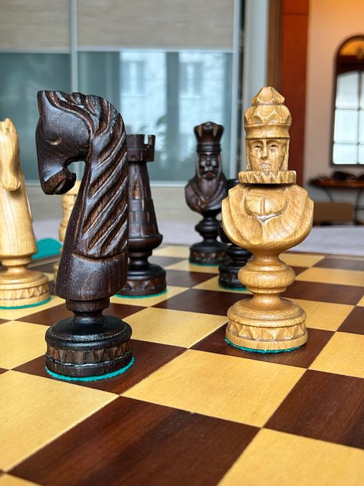 Szachy rzeźbione drewniane Madoń Cezar duże