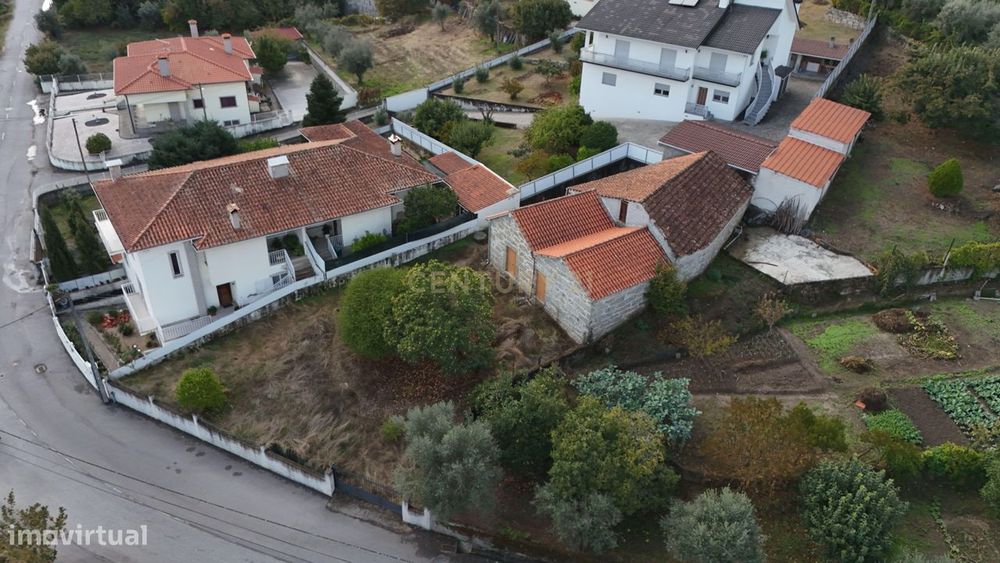 Construção em pedra com terreno em Cabanões - Viseu