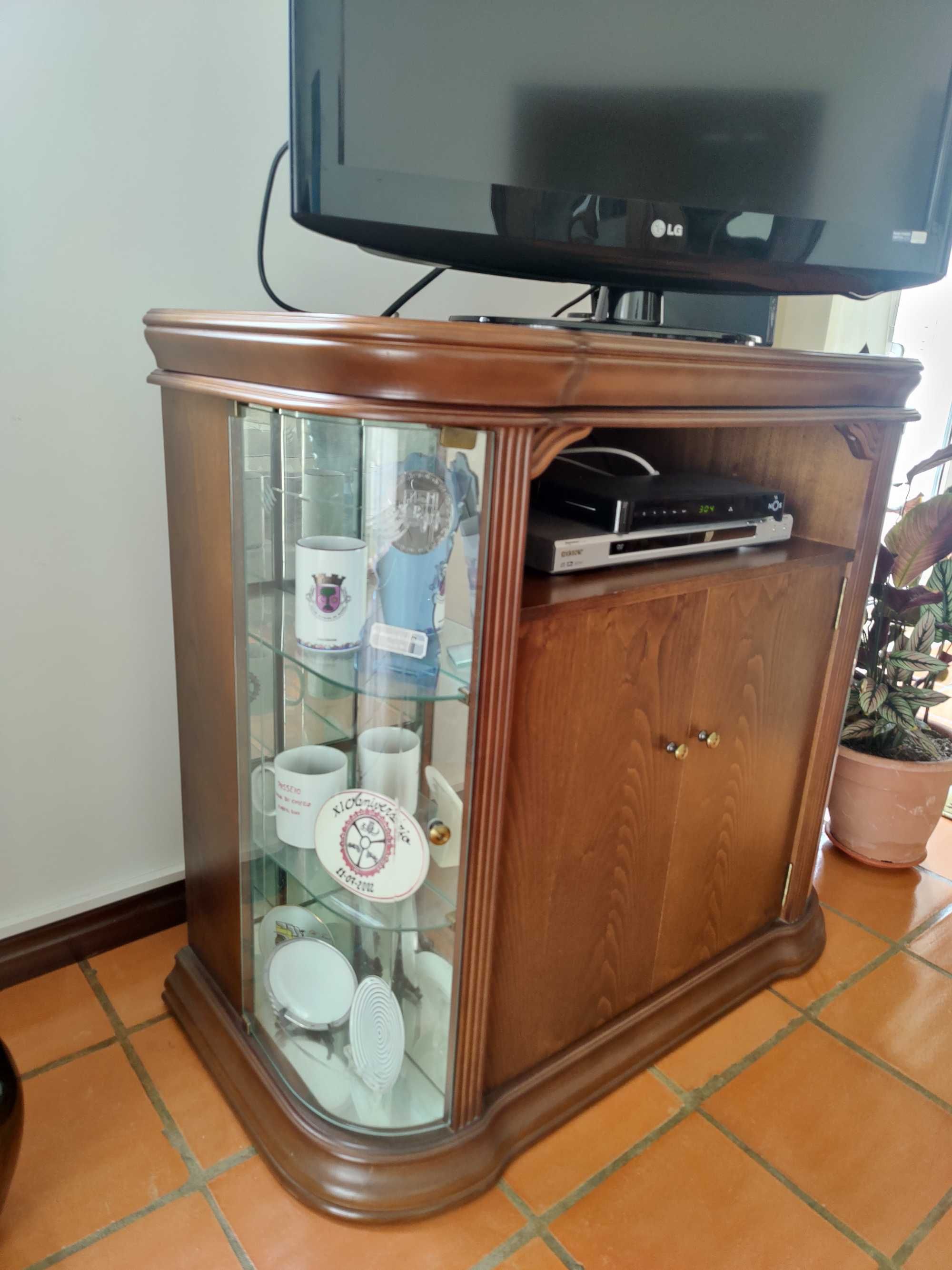 Móvel de TV madeira mogno com vitrine
