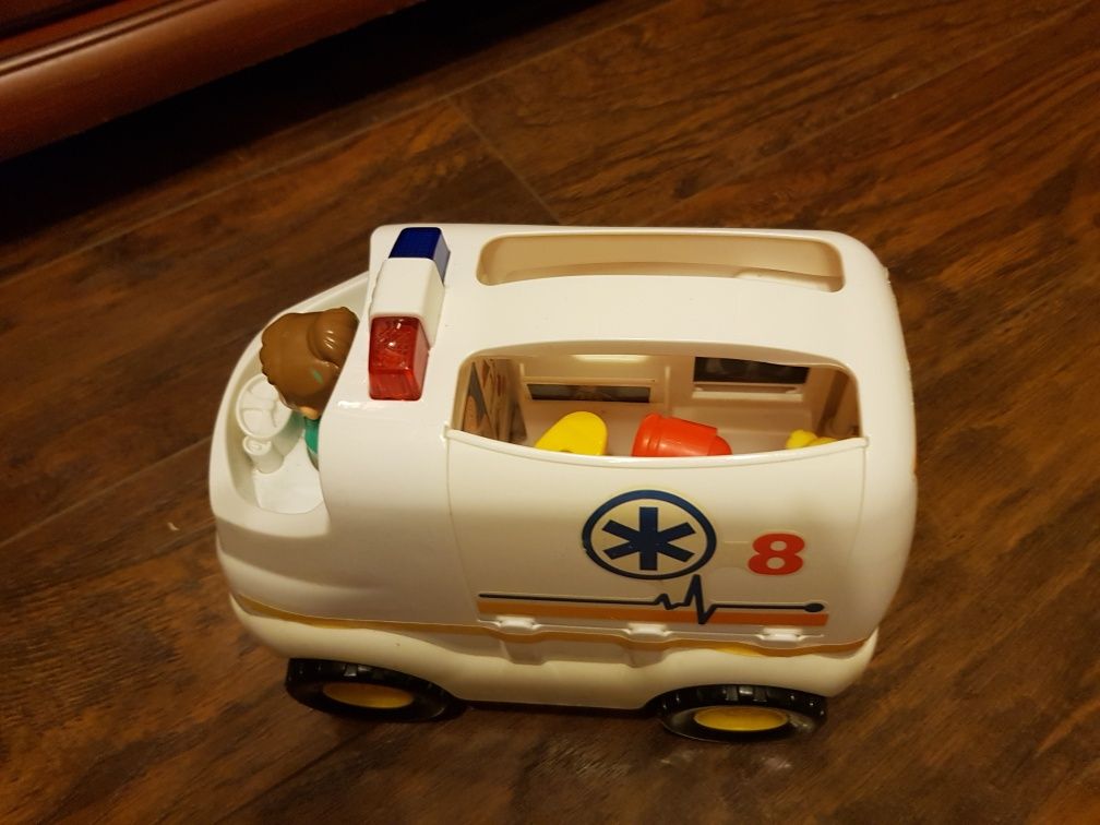 Samochód ambulans z wyposażeniem medycznym i napędem - dźwięk