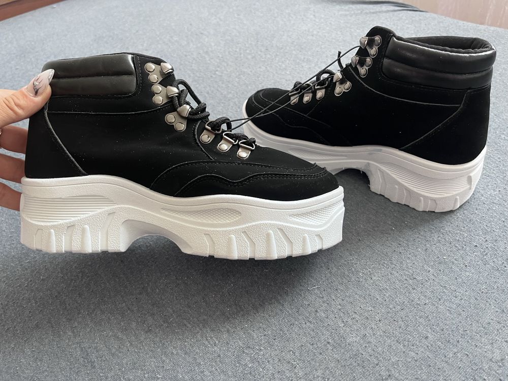 Sneakersy na platformie