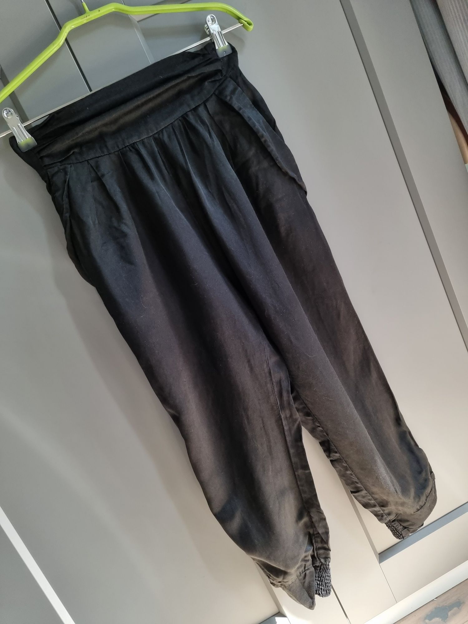czarne atłasowe spodnie letnie rybaczki Zara roz S Zara