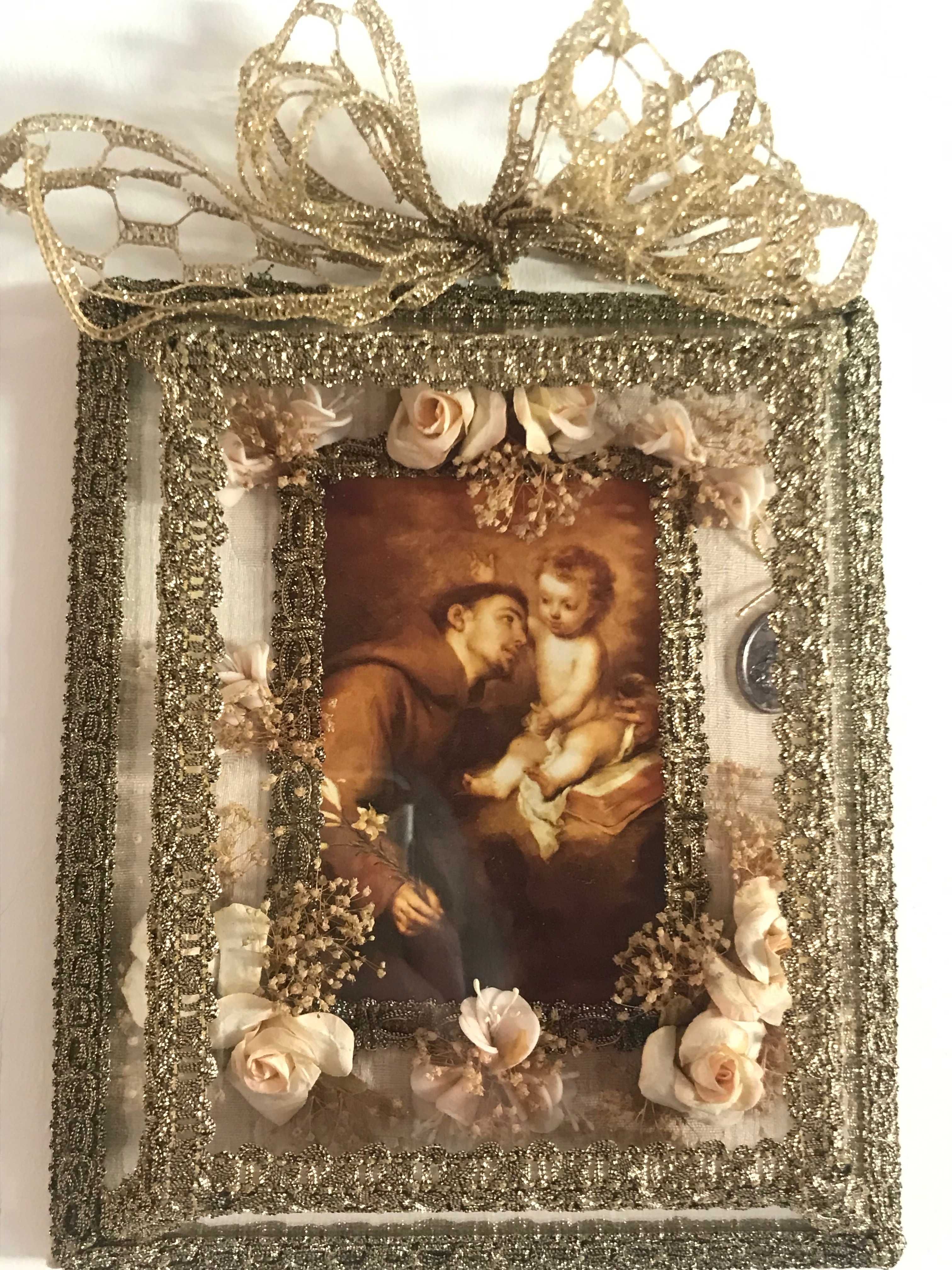 Santo Antonio em caixinha de vidro decorada.