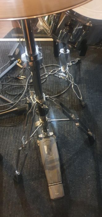 Vendo hi-hat Sabian + tripé + quick lock
