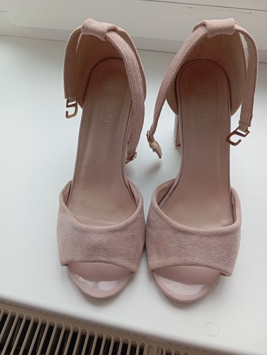 Босоніжки замш в гарному стані