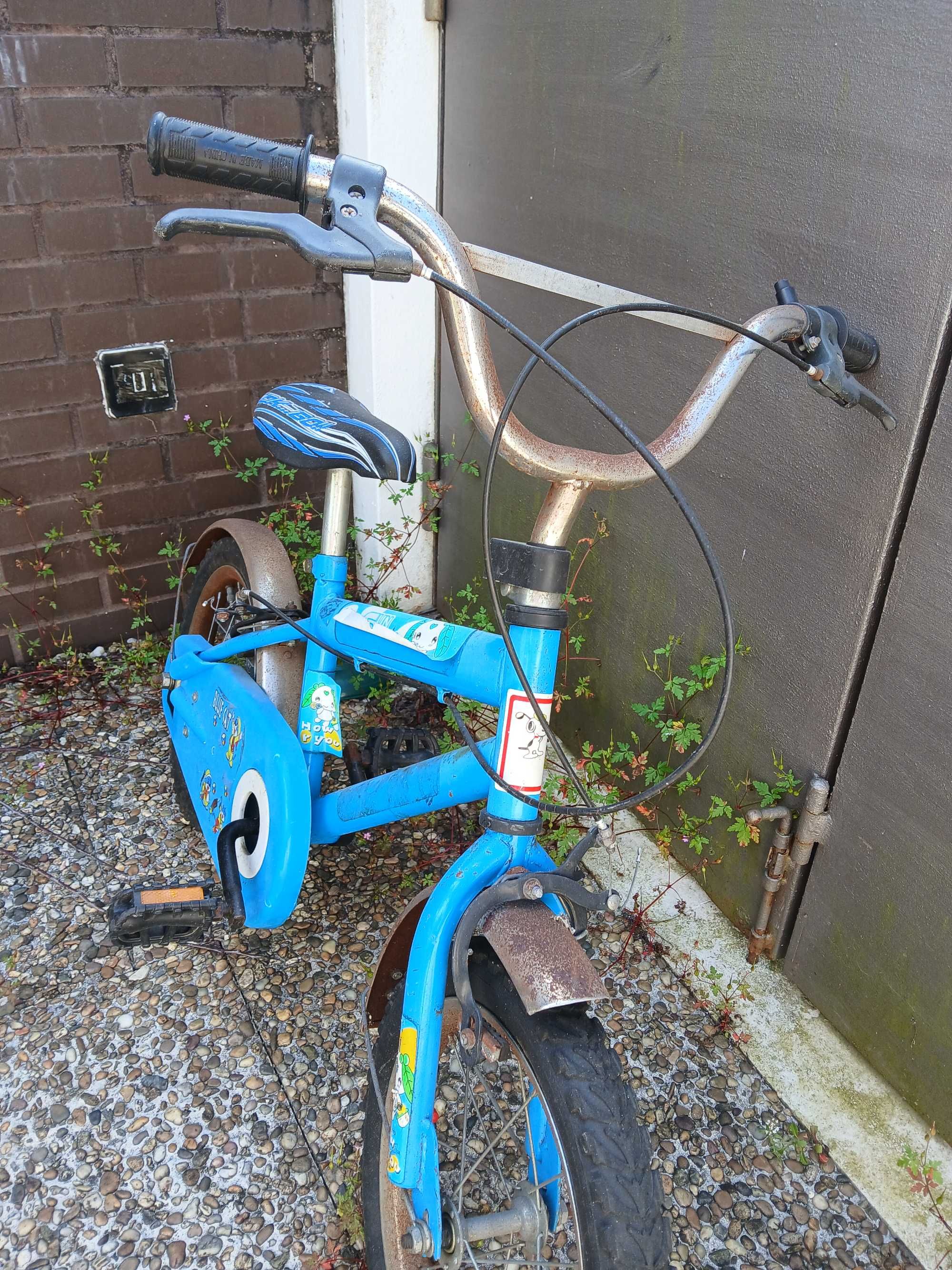 bicicleta de criança com rodas auxiliares