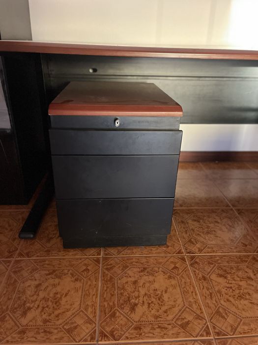 Secretária com movel de apoio