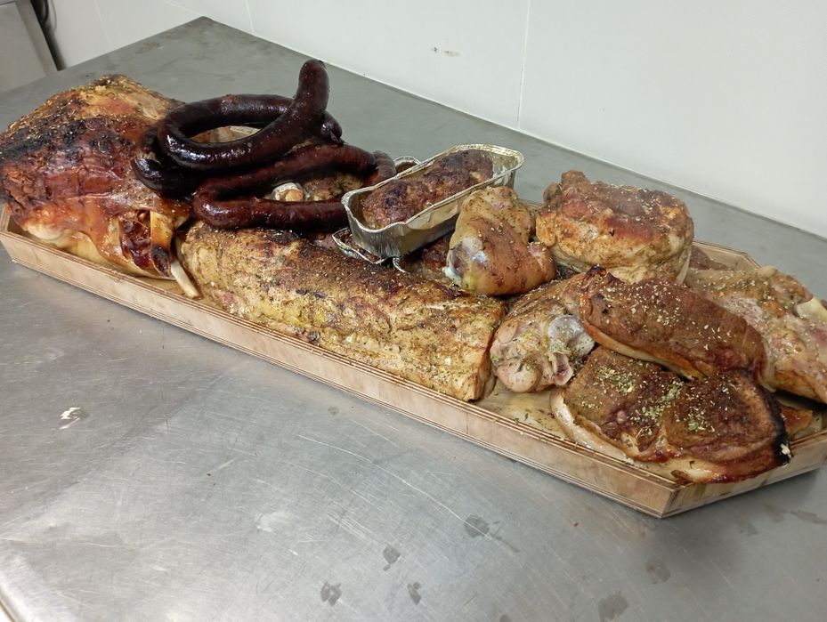 Stół wiejski, stół szwedzki, prosię pieczone , jagnię, kiełbasa , dzik