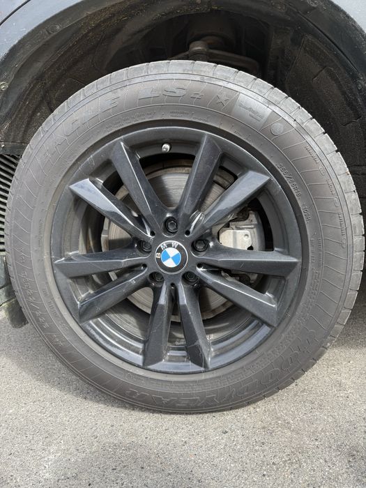 Продаю комплект шин с дисками R18 на BMW X5 (F15)