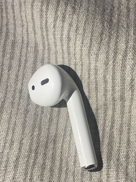 продам один навушник правий airpods 2