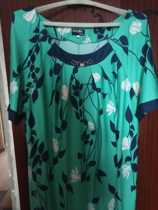 Платье с коротким рукавом.