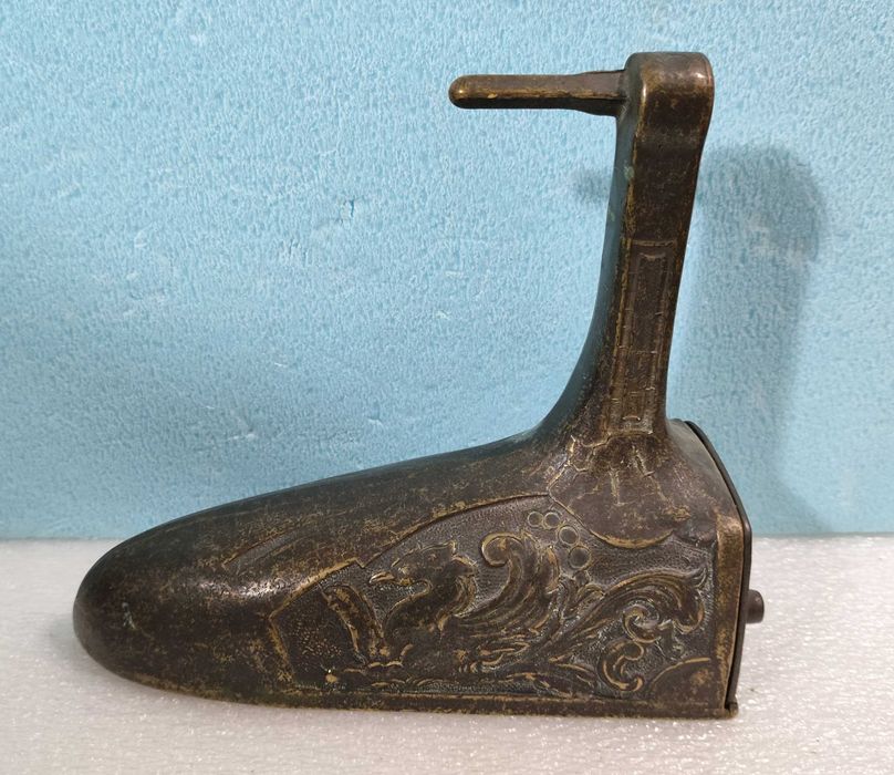 Original e raro antigo ferro de engomar